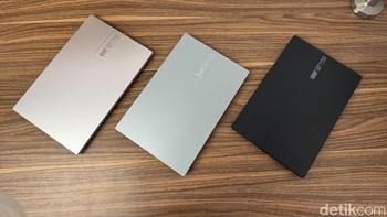 Mulai dari Asus Vivobook Go 14 (E1404) yang dirancang untuk pelajar dan mahasiswa. Laptop ini hadir dalam pilihan warna Black, Cool Silver, dan Grey Green. Foto: Rizqy Nur Amalia/detikINET