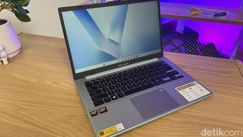 Layar laptop ini menggunakan panel OLED berukuran 14 inch. Bobotnya hanya 1,38 kilogram dengan ketebalan 1,79 cm dan sudah mengantongi sertifikasi standar militer MIL-STD-810H. Foto: Rizqy Nur Amalia/detikINET