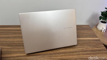 Asus Vivobook 14 hadir dalam pilihan warna yaitu Cool Silver, Quiet Blue, dan Platinum Gold. Foto: Rizqy Nur Amalia/detikINET