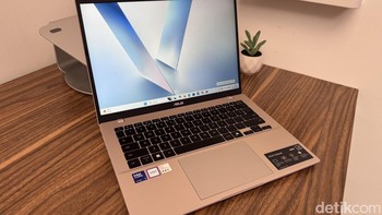 Terakhir ada Vivobook 14 (A/M1407) yang merupakan perangkat Copilot+ PC, yang bisa dilihat dari tombol jalan pintas Copilot di keyboard-nya. Foto: Rizqy Nur Amalia/detikINET