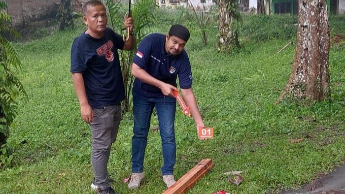 Polisi saat olah TKP tewasnya korban.
