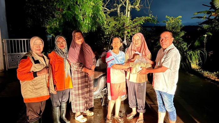 Banjir Padang, Andre Rosiade Gerak Cepat Salurkan Ribuan Nasi Bungkus untuk Warga