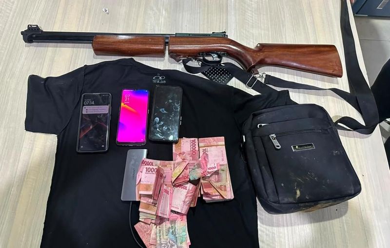 Barang bukti yang diamankan dalam kasus pembunuhan pengusaha Singkawang. (dok Resmob Polda Kalbar) Barang bukti yang diamankan dalam kasus pembunuhan pengusaha Singkawang. (dok Resmob Polda Kalbar)