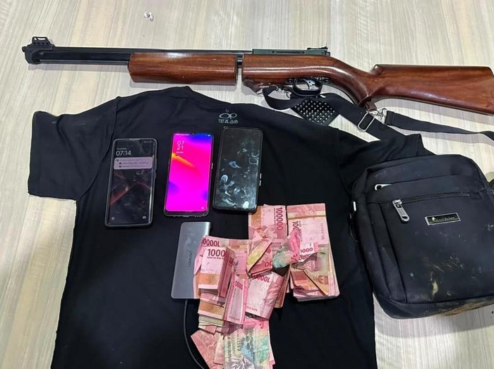 Barang bukti yang diamankan dalam kasus pembunuhan pengusaha Singkawang. (dok Resmob Polda Kalbar)