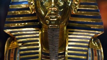 Makam Tutankhamun dibuka Howard Carter pada 1922. Lima bulan kemudian, penyandang dana ekspedisi Lord Carnarvon meninggal akibat keracunan darah, disusul sejumlah orang yang terkait dengan penemuan tersebut. Rentetan kematian ini melahirkan legenda “Kutukan Firaun”. Meski sempat dikaitkan dengan spora jamur kuno, penelitian ilmiah belum menemukan bukti kuat adanya kutukan. Howard Carter sendiri hidup hingga 1939. Foto: Bored Panda Foto: Boredpanda