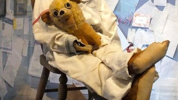 Boneka Robert diberikan kepada Robert Eugene Otto pada 1904 dan kemudian dikaitkan dengan berbagai kejadian misterius di rumahnya. Kini tersimpan di Museum Fort East Martello, boneka ini konon membawa nasib buruk bagi pengunjung yang memotretnya tanpa izin. Museum bahkan memajang surat-surat permintaan maaf dari pengunjung, meski seluruh klaim tersebut bersifat anekdot dan belum terbukti secara ilmiah. Foto: Boredpanda
