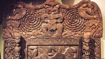 Ukiran Māori kerap keliru disebut “terkutuk” dalam budaya populer Barat. Padahal, banyak di antaranya merupakan taonga, harta berharga yang memiliki tapu atau aturan kesucian tentang cara memperlakukannya. Ini bukan kutukan ala cerita horor, melainkan bagian dari tradisi spiritual Māori. Banyak taonga dibawa keluar dari Selandia Baru pada masa kolonial dan kini menjadi objek upaya repatriasi. Foto: Boredpanda
