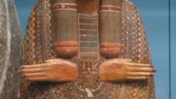 “Unlucky Mummy” di British Museum sebenarnya bukan mumi, melainkan tutup peti mati seorang pendeta wanita Amen-Ra. Benda ini dikaitkan dengan patah tulang, kebangkrutan, hingga tenggelamnya Titanic. Namun, British Museum memastikan artefak berkode EA22542 itu tidak pernah meninggalkan museum maupun berada di kapal Titanic. Kisah kutukannya pun lebih banyak bersumber dari legenda era Victoria. Foto: Boredpanda