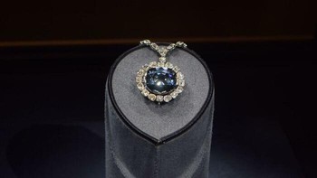 Berlian Hope dikaitkan dengan rangkaian tragedi, mulai dari eksekusi Louis XVI dan Marie Antoinette, kebangkrutan keluarga Hope, hingga kematian dua anak Evalyn Walsh McLean. Meski peristiwa tersebut tercatat dalam sejarah, tak ada bukti berlian biru ini menjadi penyebabnya. Sejak disumbangkan Harry Winston pada 1958, Berlian Hope dipajang dengan aman di Smithsonian Institution. Foto: Boredpanda