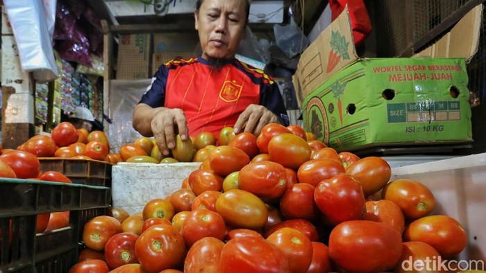 Pedagang sayur dan sembako melayani pembeli di Pasar Senen, Jakarta Pusat, Selasa (4/8/2026). Badan Pusat Statistik (BPS) mencatat terjadi deflasi sebesar 0,14% secara bulanan (month to month/mtm) pada Juli 2026. Secara tahunan (year on year/yoy), inflasi mencapai 2,88%, sedangkan secara tahun kalender inflasi (year to date/ytd) sebesar 1,65%.