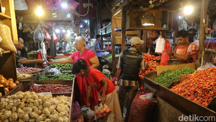 Pedagang sayur dan sembako melayani pembeli di Pasar Senen, Jakarta Pusat, Selasa (4/8/2026). Badan Pusat Statistik (BPS) mencatat terjadi deflasi sebesar 0,14% secara bulanan (month to month/mtm) pada Juli 2026. Secara tahunan (year on year/yoy), inflasi mencapai 2,88%, sedangkan secara tahun kalender inflasi (year to date/ytd) sebesar 1,65%.