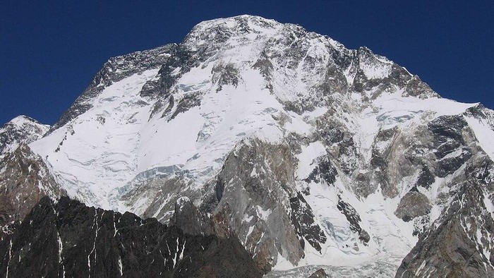 Broad Peak menjadi salah satu gunung tertinggi dan paling menantang di dunia. Gunung setinggi 8.051 meter di atas permukaan laut (mdpl) ini berada di Pegunungan Karakoram, wilayah Gilgit-Baltistan, Pakistan, tepat di perbatasan China dan berjarak sekitar delapan kilometer dari K2.