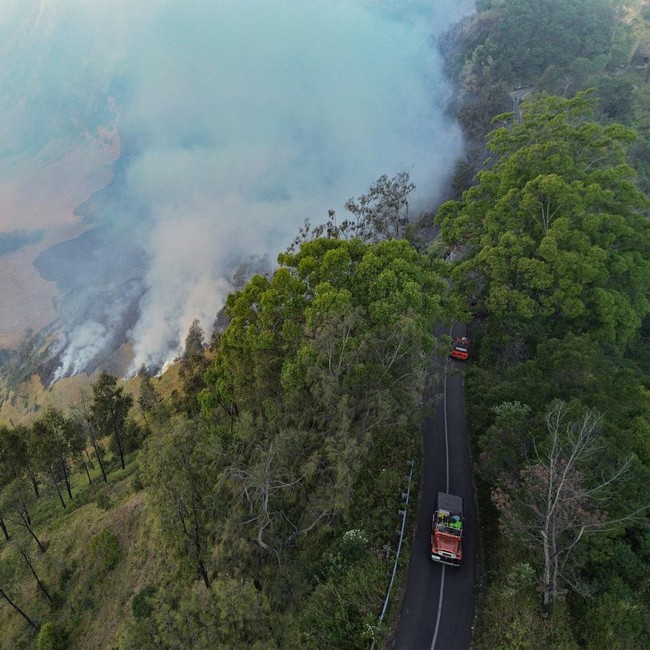 Bromo Terbakar, Jalur Wisata Jemplang hingga Senduro Ditutup