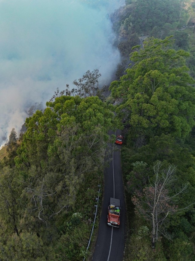 Bromo Terbakar, Jalur Wisata Jemplang hingga Senduro Ditutup