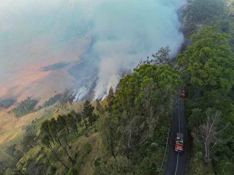 Bromo Terbakar, Jalur Wisata Jemplang hingga Senduro Ditutup