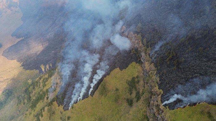 Foto udara sejumlah petugas berupaya memadamkan kebakaran hutan di Blok Bantengan, kawasan Taman Nasional Bromo Tengger Semeru (TNBTS), Kabupaten Probolinggo, Jawa Timur, Selasa (4/8/2026). Balai Besar TNBTS menutup sementara akses wisata melalui pintu masuk Jemplang, Coban Trisula, dan Senduro untuk mendukung penanganan kebakaran hutan serta menjamin keselamatan pengunjung, sementara akses melalui pintu masuk Cemoro Lawang dan Wonokitri tetap dibuka hingga kawasan Lautan Pasir. ANTARA FOTO/Irfan Sumanjaya