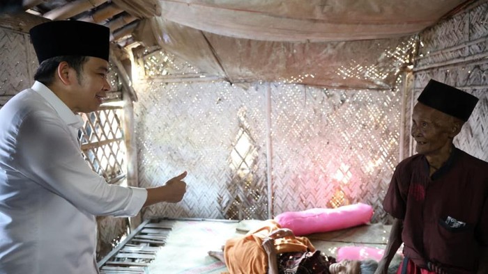 Bupati Jember Gus Fawait saat berkunjung ke rumah warga