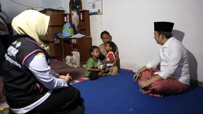 Bupati Jember Gus Fawait saat berkunjung ke rumah warga