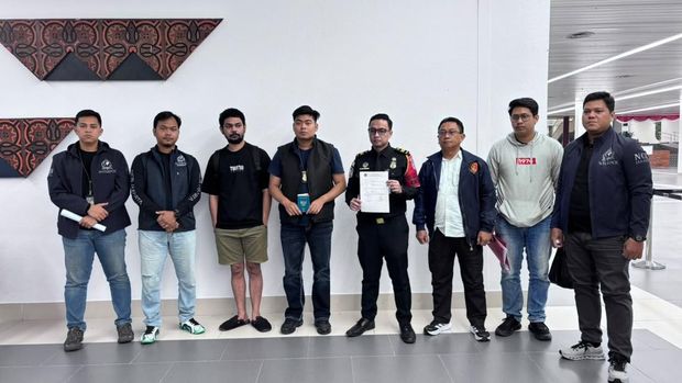 Buronan Interpol, Aulia Zulfahni, ditangkap di Bandara Soetta. Dia merupakan tersangka penipuan online 