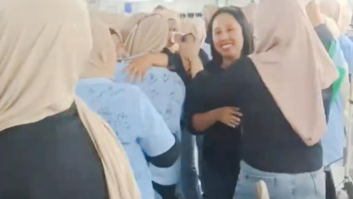 Buruh pabrik garmen di Cimahi menangis kala jadi korban PHK