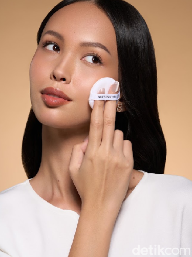 Buttonscarves Beauty rilis Mattifly Loose Powder berteknologi soft-focus dan lotus effect untuk riasan matte, bebas minyak, dan flawless sepanjang hari. Buttonscarves Beauty rilis Mattifly Loose Powder berteknologi soft-focus dan lotus effect untuk riasan matte, bebas minyak, dan flawless sepanjang hari.