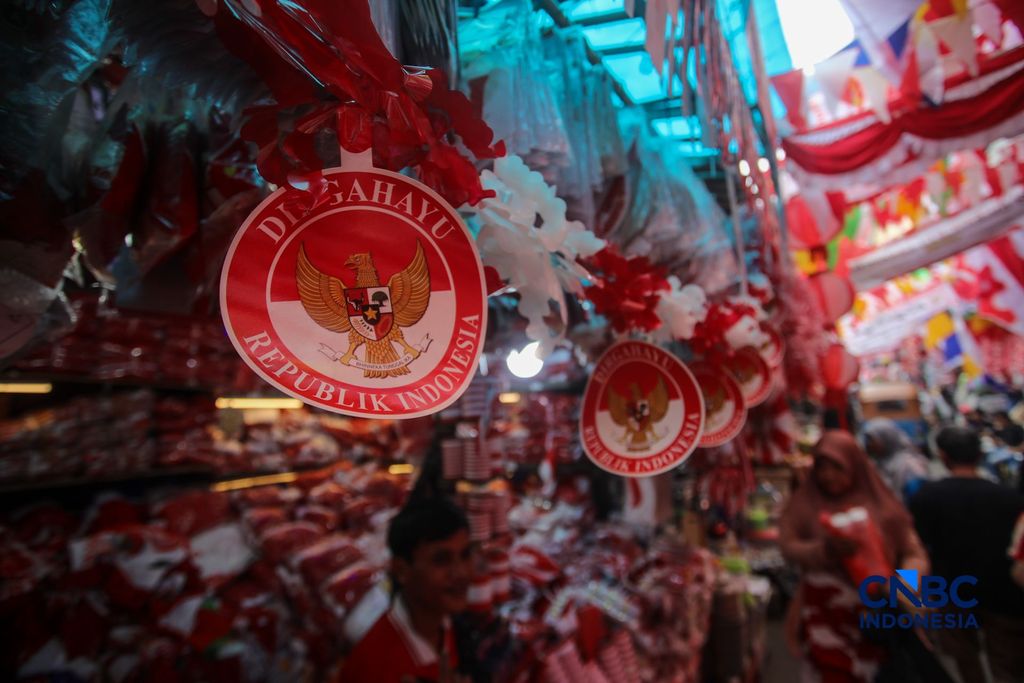 Calon pembeli memandang pernak-pernik peringatan Hari Ulang Tahun (HUT) ke-80 Republik Indonesia nan dijual di kawasam Pasar Jatinegara, Jakarta, Rabu (4/8/2026). (CNBC Indonesia/Faisal Rahman)