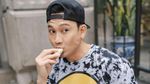Intip Momen Hangat Denny Sumargo Kulineran Bareng Istri dan Anak Tercinta