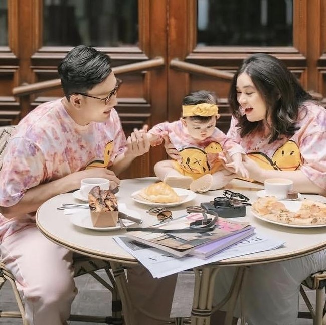 Intip Momen Hangat Denny Sumargo Kulineran Bareng Istri dan Anak Tercinta