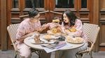 Intip Momen Hangat Denny Sumargo Kulineran Bareng Istri dan Anak Tercinta