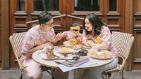 Intip Momen Hangat Denny Sumargo Kulineran Bareng Istri dan Anak Tercinta