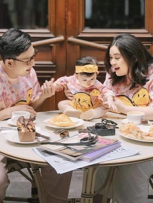 Intip Momen Hangat Denny Sumargo Kulineran Bareng Istri dan Anak Tercinta