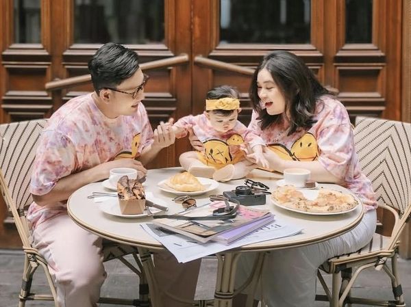 Intip Momen Hangat Denny Sumargo Kulineran Bareng Istri dan Anak Tercinta
