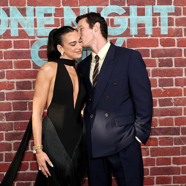Mesra Bikin Baper, Dua Lipa dan Callum Turner Debut di Red Carpet Usai Menikah