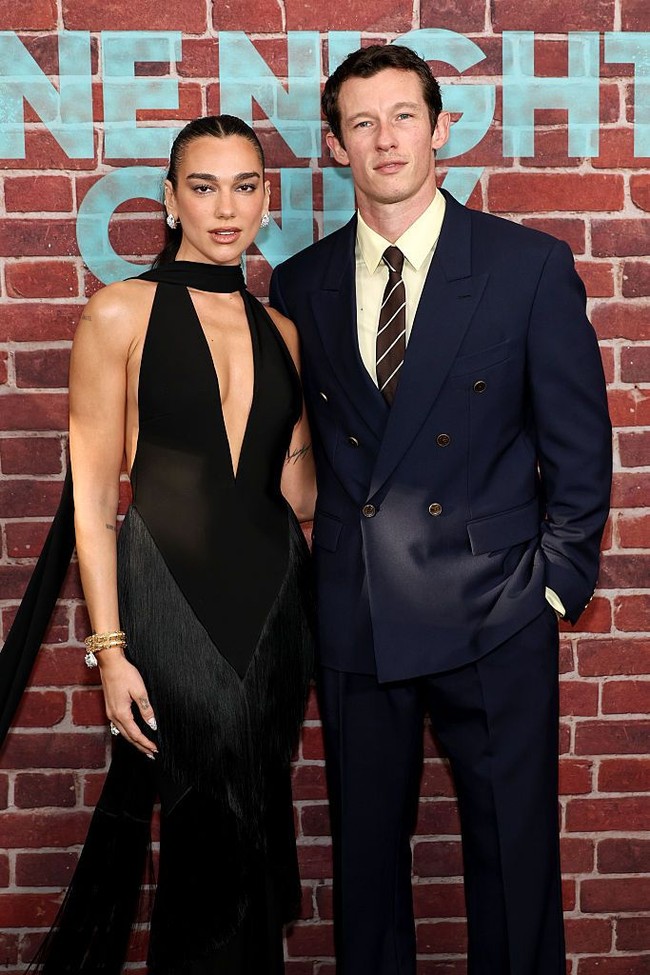Dua Lipa memberi dukungan untuk sang suami, dengan menghadiri pemutaran perdana film ‘One Night Only’ di New York City pada Senin (3/8/2026). Film ini dibintangi Callum Turner dan Monica Barbaro. Foto: Getty Images/Jamie McCarthy
