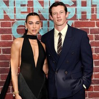 Dua Lipa memberi dukungan untuk sang suami, dengan menghadiri pemutaran perdana film ‘One Night Only’ di New York City pada Senin (3/8/2026). Film ini dibintangi Callum Turner dan Monica Barbaro. Foto: Getty Images/Jamie McCarthy
