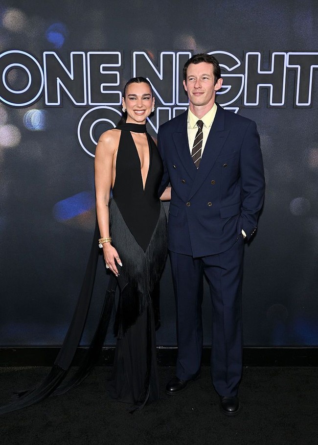 Ini merupakan penampilan perdana Dua dan Callum di red carpet setelah menikah. Keduanya kompak berbusana hitam-hitam. Foto: Getty Images for Universal Pictu/Roy Rochlin