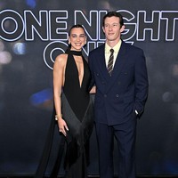 Ini merupakan penampilan perdana Dua dan Callum di red carpet setelah menikah. Keduanya kompak berbusana hitam-hitam. Foto: Getty Images for Universal Pictu/Roy Rochlin