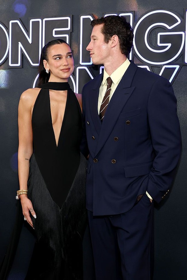 Dua tampil elegan dalam gaun hitam berpotongan pas badan dan belahan leher rendah. Rambut panjangnya dikuncir dengan gaya pony tail dan sleek ke belakang. Foto: WireImage/Cindy Ord