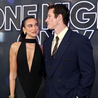 Dua tampil elegan dalam gaun hitam berpotongan pas badan dan belahan leher rendah. Rambut panjangnya dikuncir dengan gaya pony tail dan sleek ke belakang. Foto: WireImage/Cindy Ord