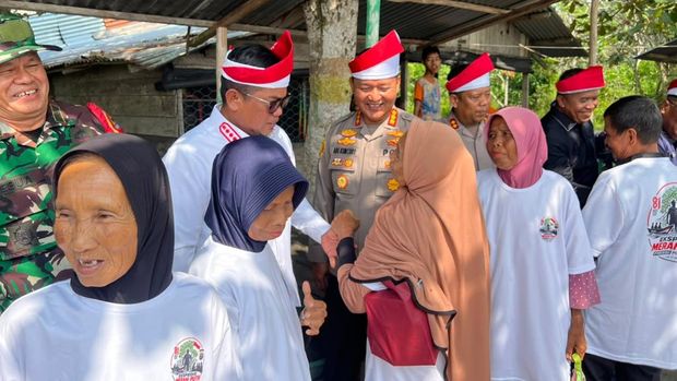 Ekspedisi Merah Putih Polda Riau jangkau wilayah terluar Pelalawan, bawa bansos dan perkuat polsek