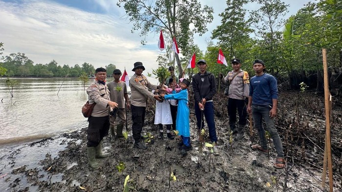Ekspedisi Merah Putih Presisi kibarkan bendera di sekolah hingga perairan di Kota Dumai, Minggu (2/8/2026).