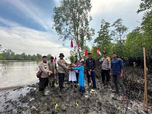 Ekspedisi Merah Putih Polres Dumai Kibarkan Bendera dari Sekolah hingga Lautan