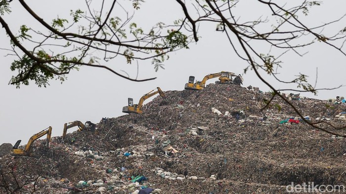 Penerapan sistem controlled landfill di Tempat Pengolahan Sampah Terpadu (TPST) Bantargebang, Bekasi, Jawa Barat, membawa perubahan besar dalam aktivitas pemilahan sampah. Perubahan sistem pengelolaan ini tidak hanya berdampak pada kondisi lingkungan, tetapi juga memengaruhi kehidupan para pemulung yang selama ini menggantungkan penghasilan dari sampah.