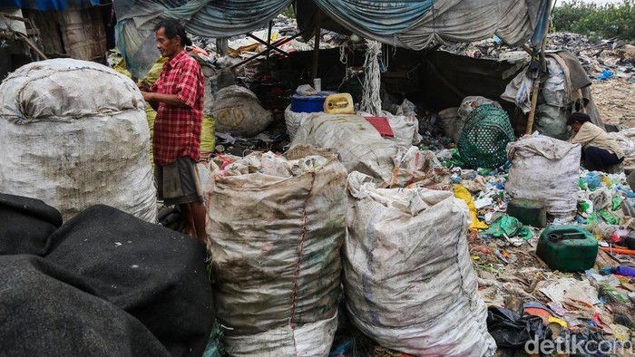 Penerapan sistem controlled landfill di Tempat Pengolahan Sampah Terpadu (TPST) Bantargebang, Bekasi, Jawa Barat, membawa perubahan besar dalam aktivitas pemilahan sampah. Perubahan sistem pengelolaan ini tidak hanya berdampak pada kondisi lingkungan, tetapi juga memengaruhi kehidupan para pemulung yang selama ini menggantungkan penghasilan dari sampah.