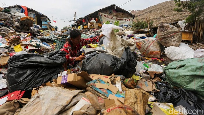 Penerapan sistem controlled landfill di Tempat Pengolahan Sampah Terpadu (TPST) Bantargebang, Bekasi, Jawa Barat, membawa perubahan besar dalam aktivitas pemilahan sampah. Perubahan sistem pengelolaan ini tidak hanya berdampak pada kondisi lingkungan, tetapi juga memengaruhi kehidupan para pemulung yang selama ini menggantungkan penghasilan dari sampah.