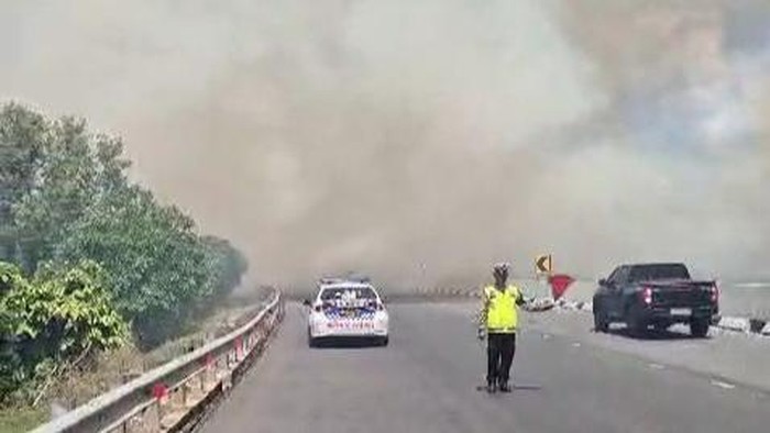 Laha samping tol Kayu Agung-Palembang terbakar.