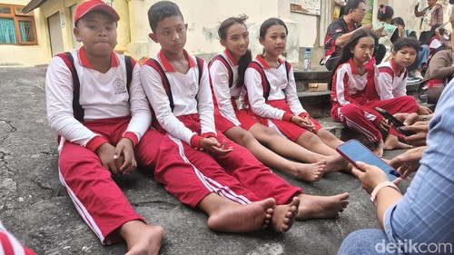 Empat siswa SDN 1 Sari Mekar yang berjuang hingga akhir pantang menyerah, ditemui seusai lomba, Selasa (4/8/2026) sore.