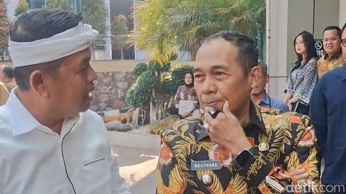 Gubernur Jawa Barat Dedi Mulyadi saat berbincang dengan Wali Kota Cimahi, Ngatiyana