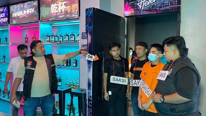 Polisi saat prarekonstruksi di Helens Night Mart.