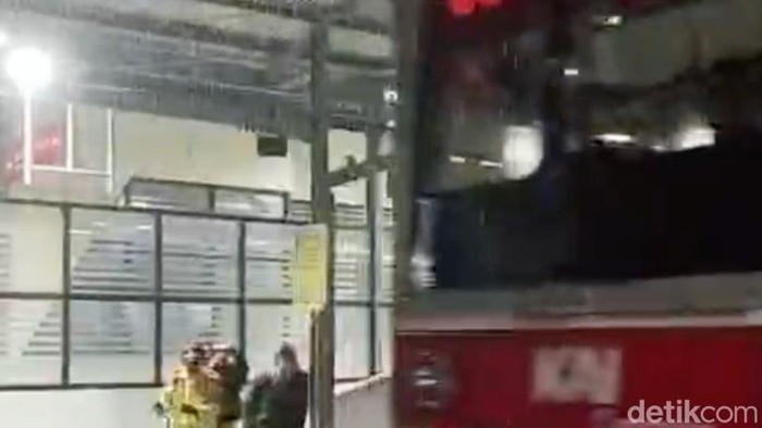 Hujan deras mengguyur di kawasan Cawang, Jakarta Timur, setelah berminggu-minggu kering. (Haris/detikcom)